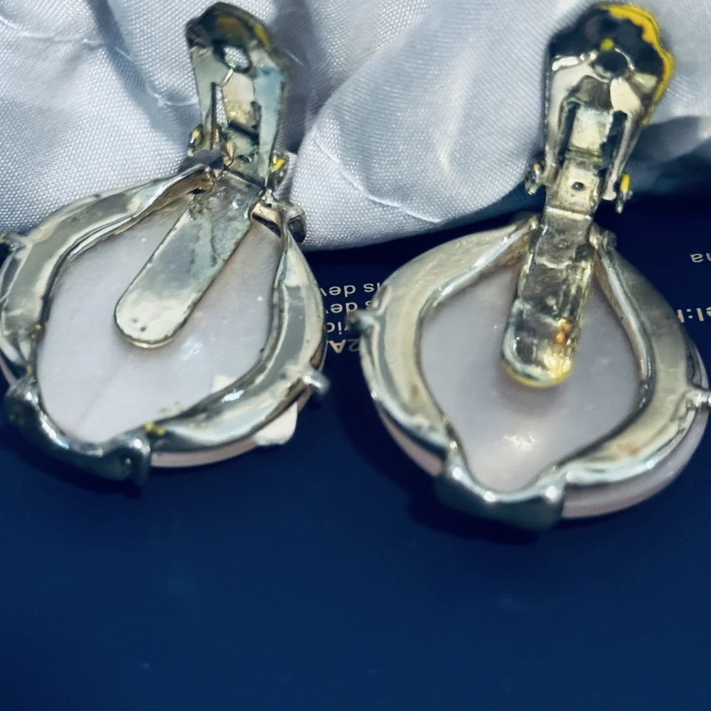 Elegant Gold and Cream Earrings - Picture 4 of 4